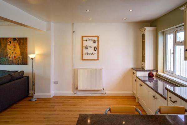 Carys Serviced Accommodation Swansea Bagian luar foto